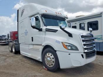  Salvage Freightliner Cascadia 1