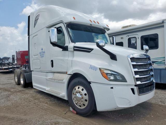  Salvage Freightliner Cascadia 1