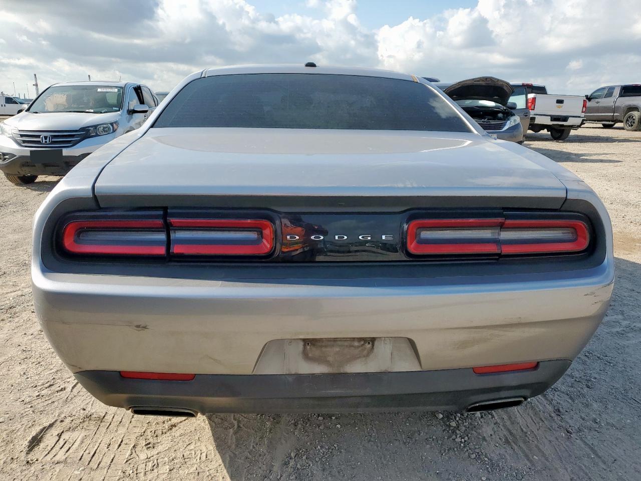 Dodge Challenger Sxt Image 8