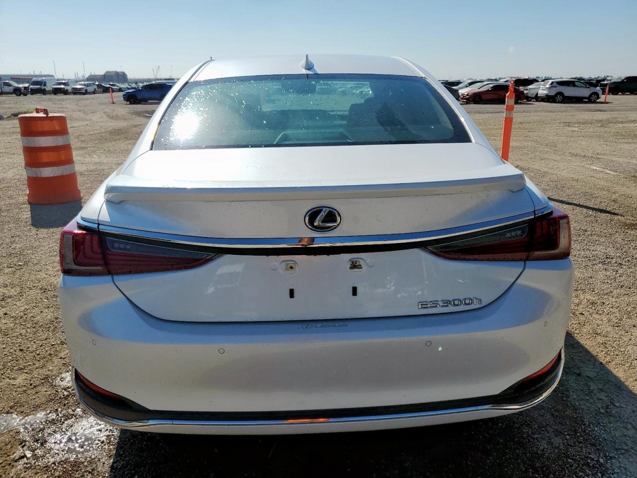 Lexus Es 300h Base Image 4