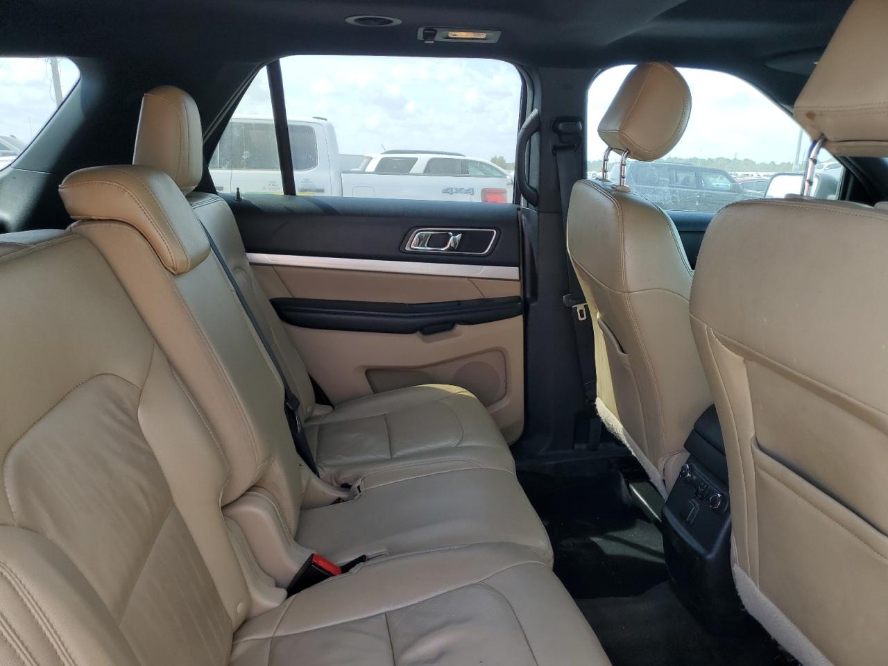 Ford Explorer Xlt Image 11