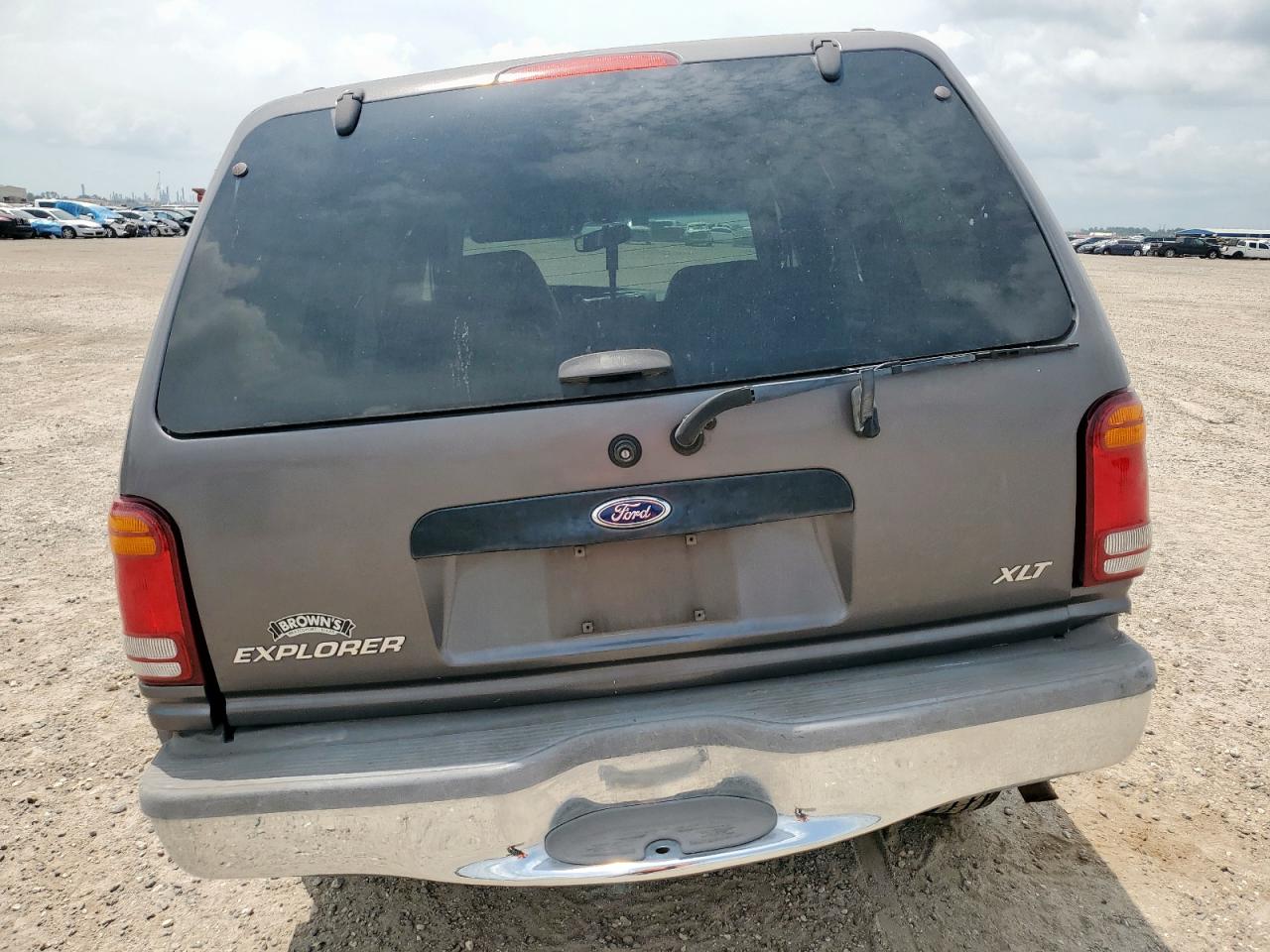 Ford Explorer Image 3