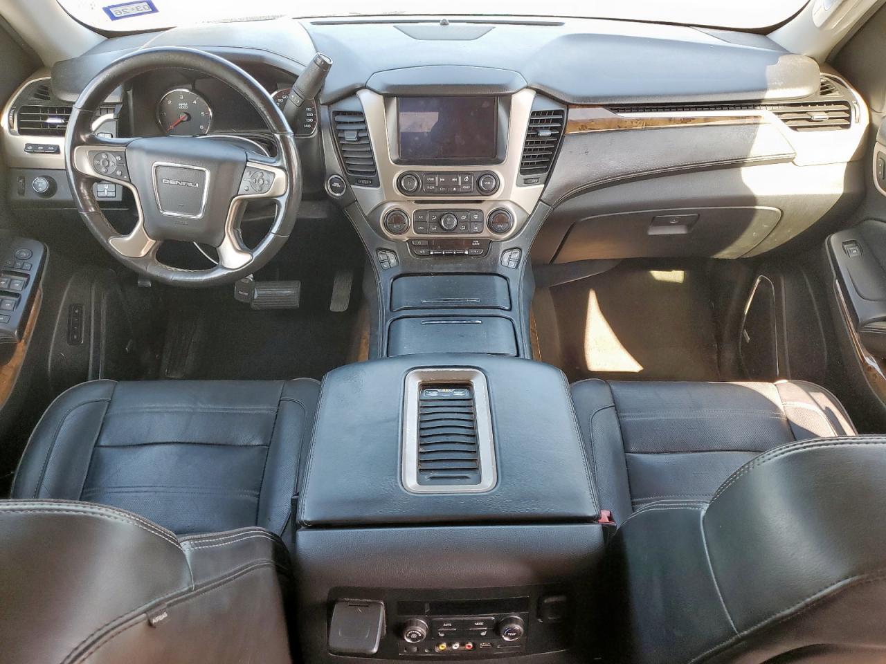 GMC Yukon Denali Image 7