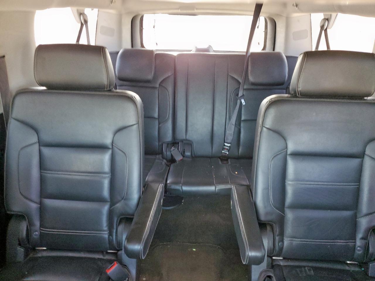 GMC Yukon Denali Image 12