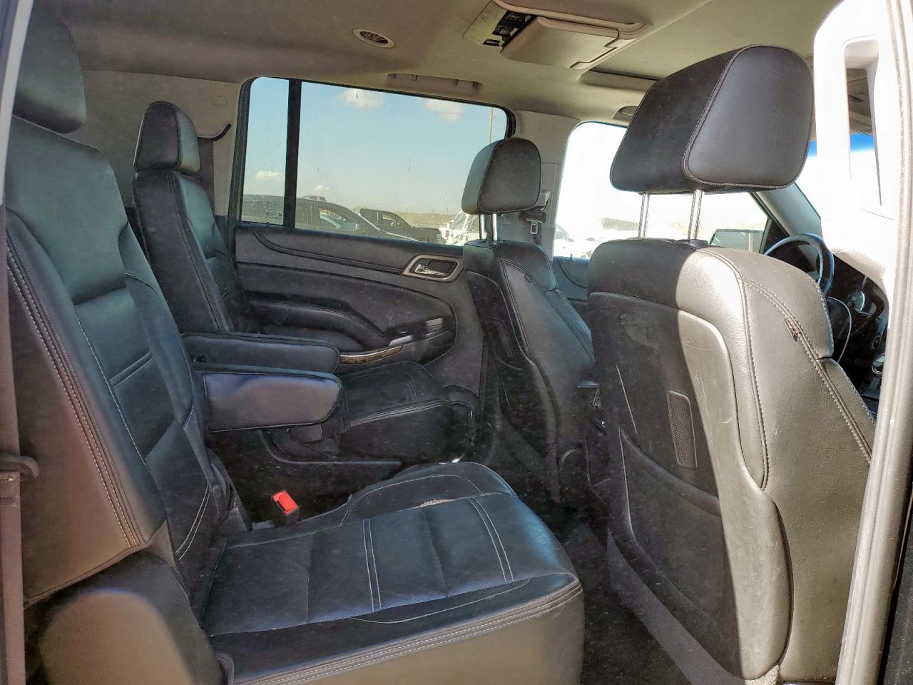 GMC Yukon Denali Image 10