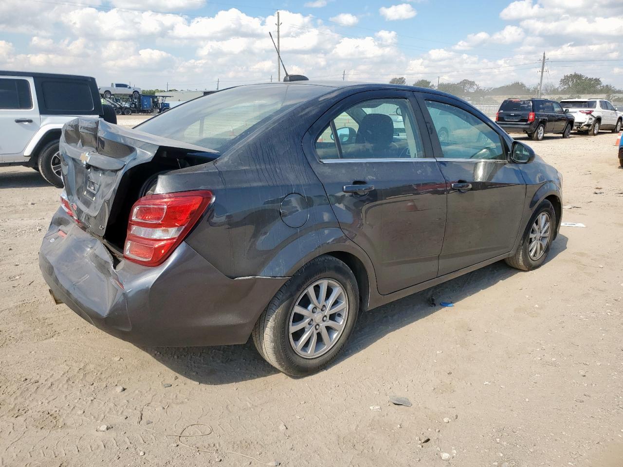 Chevrolet Sonic Lt Image 3