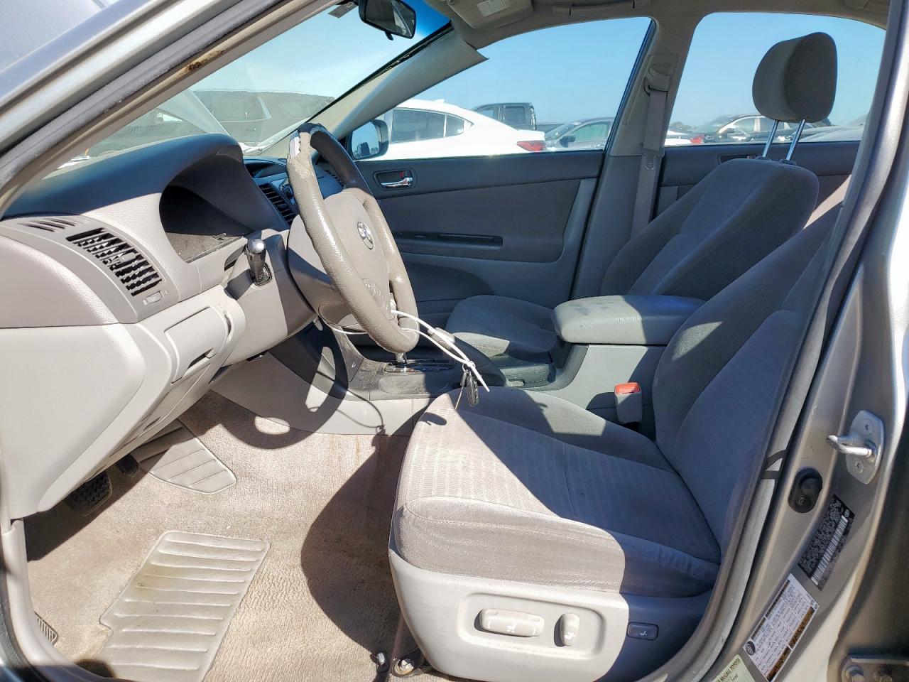 Toyota Camry Le Image 6