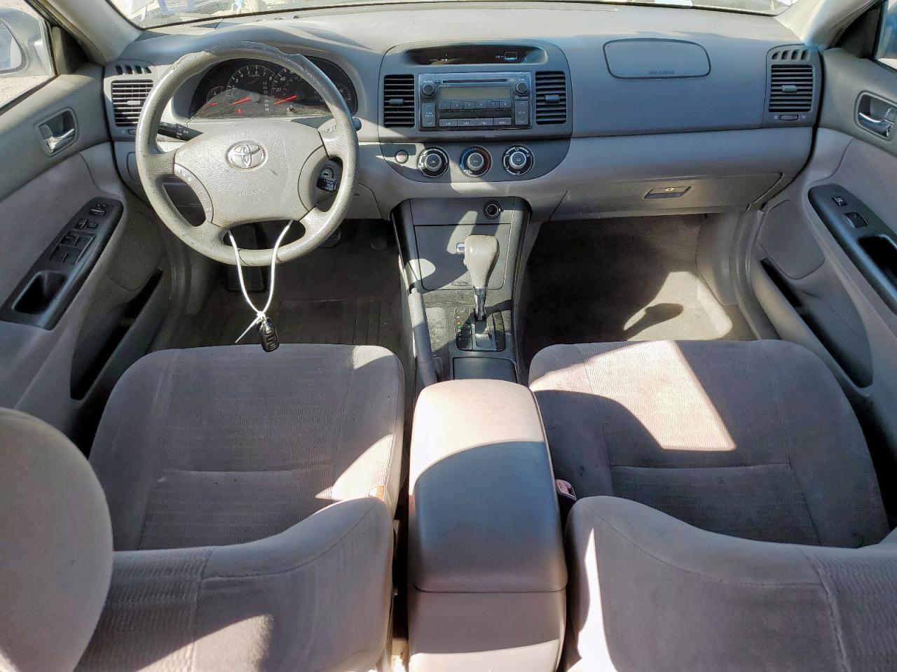 Toyota Camry Le Image 9