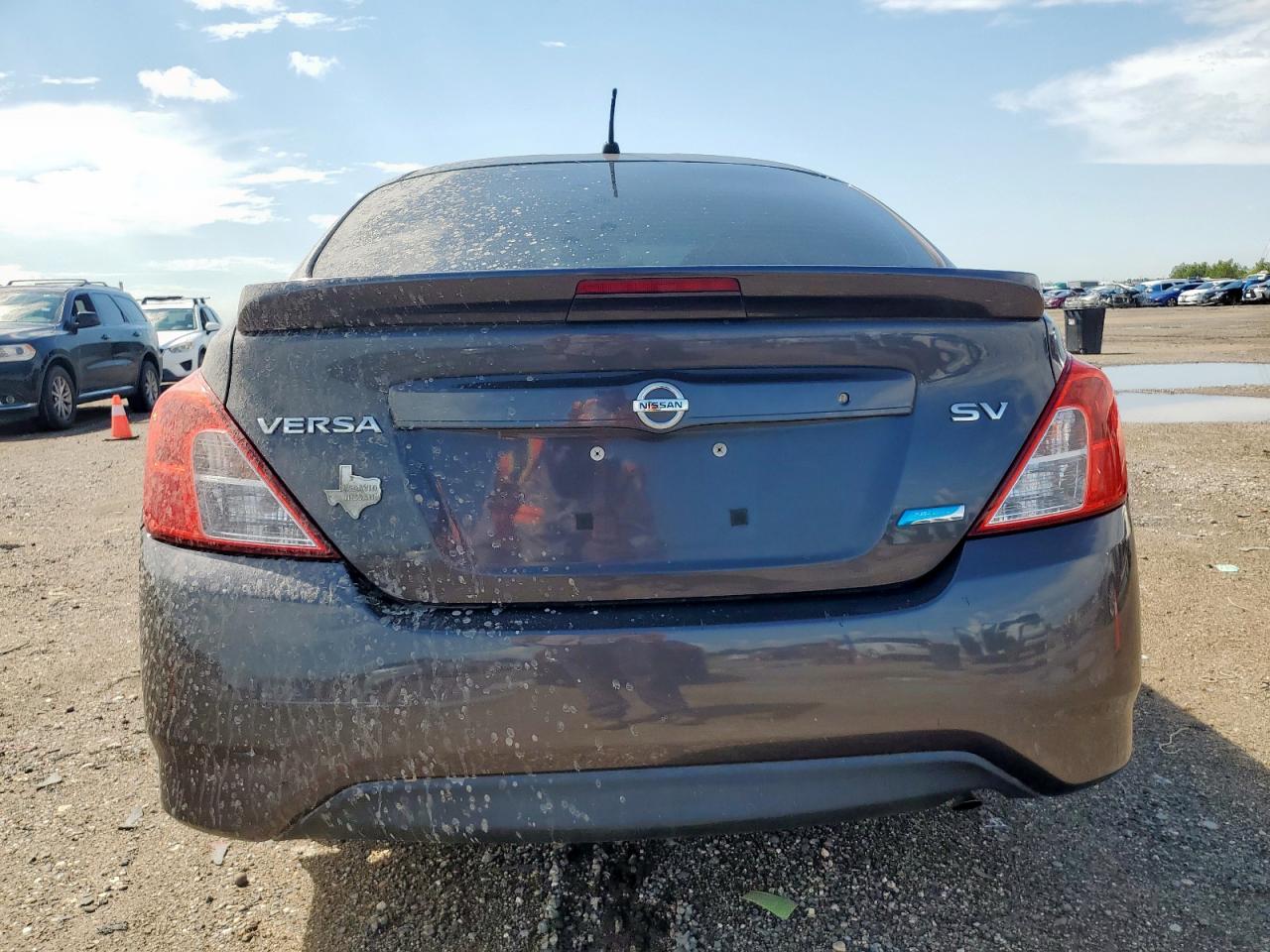 Nissan Versa S Image 6