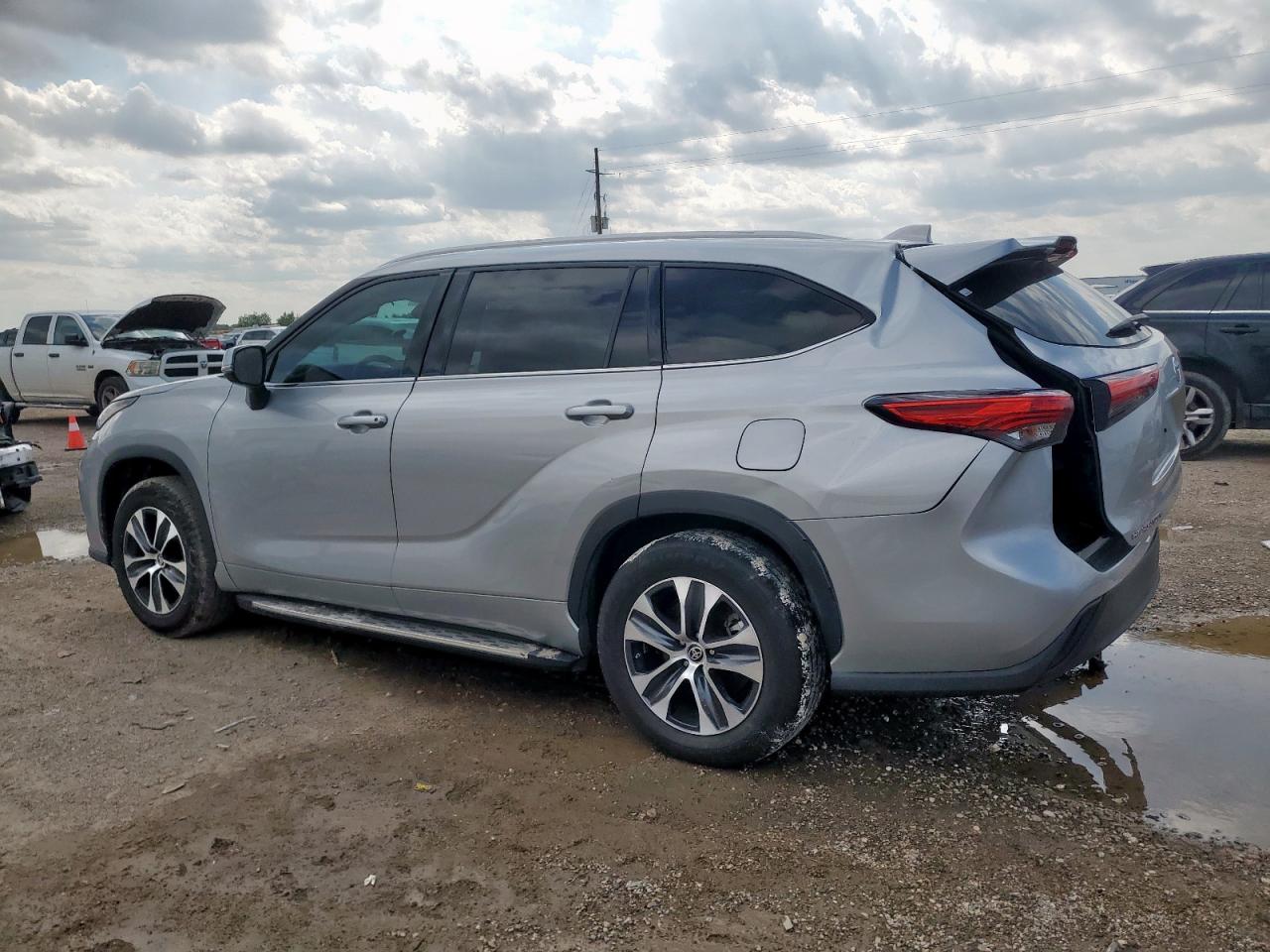 Toyota Highlander Hybrid Xle Image 2