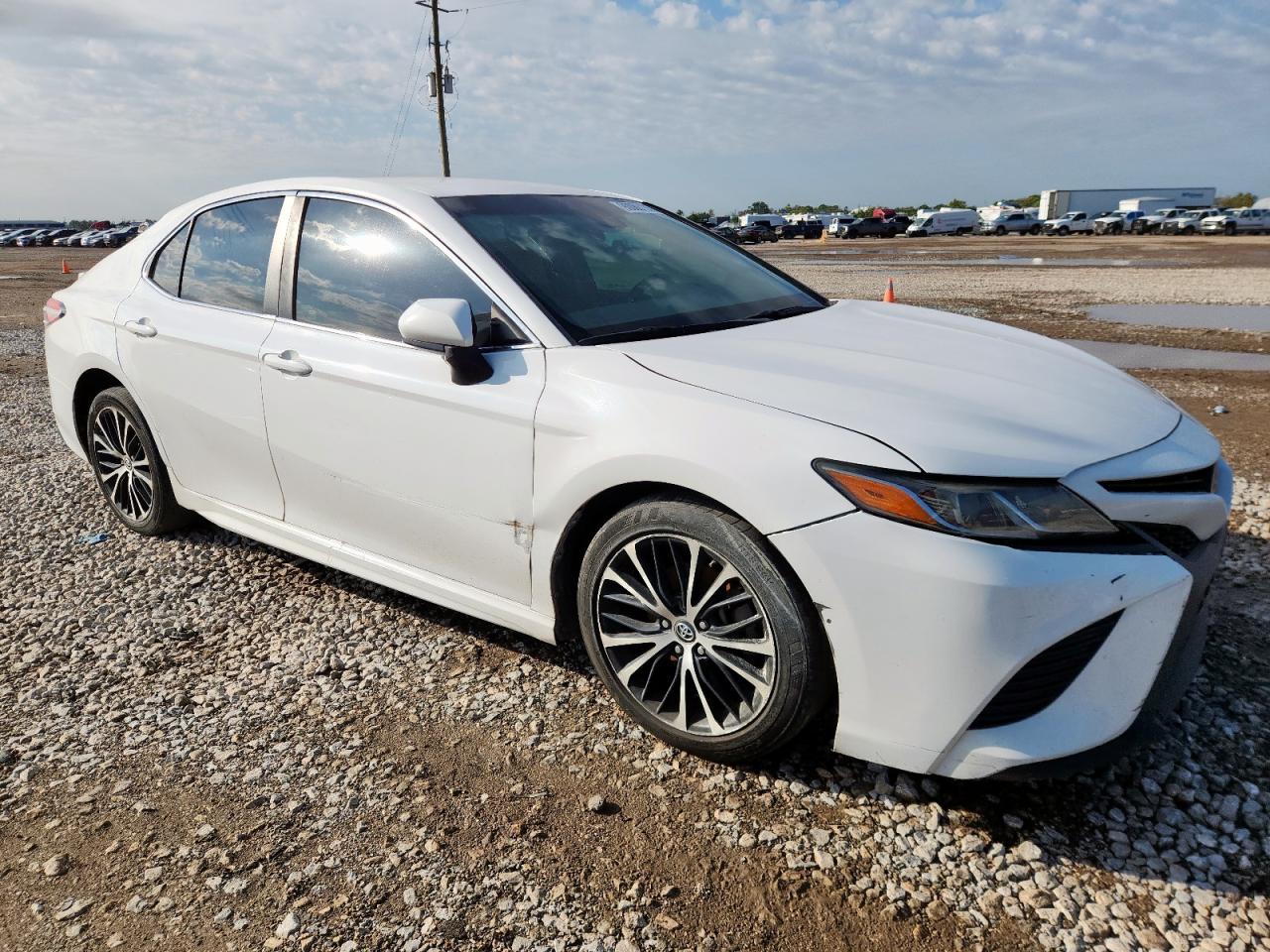 Toyota Camry L Image 2