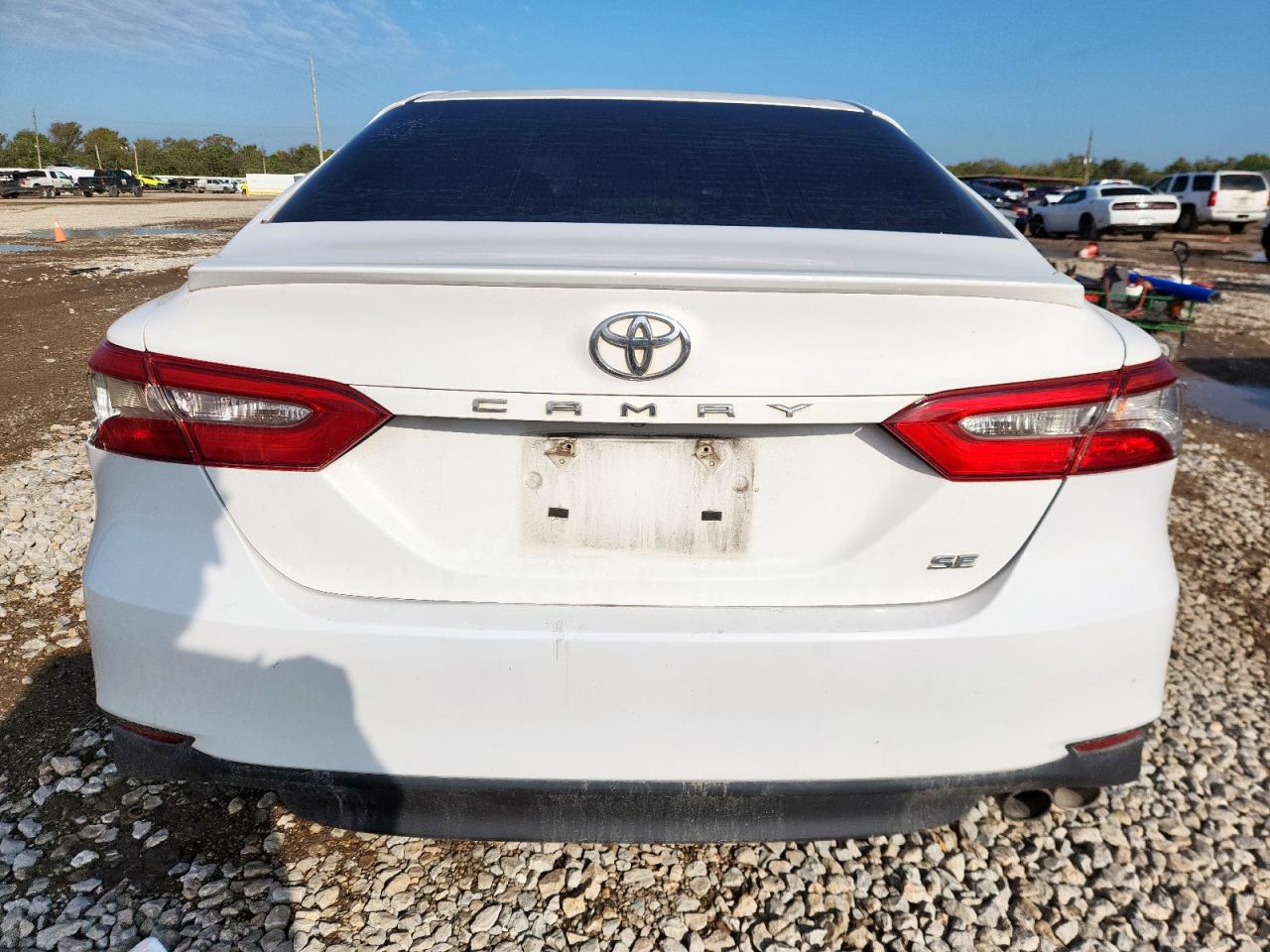 Toyota Camry L Image 11