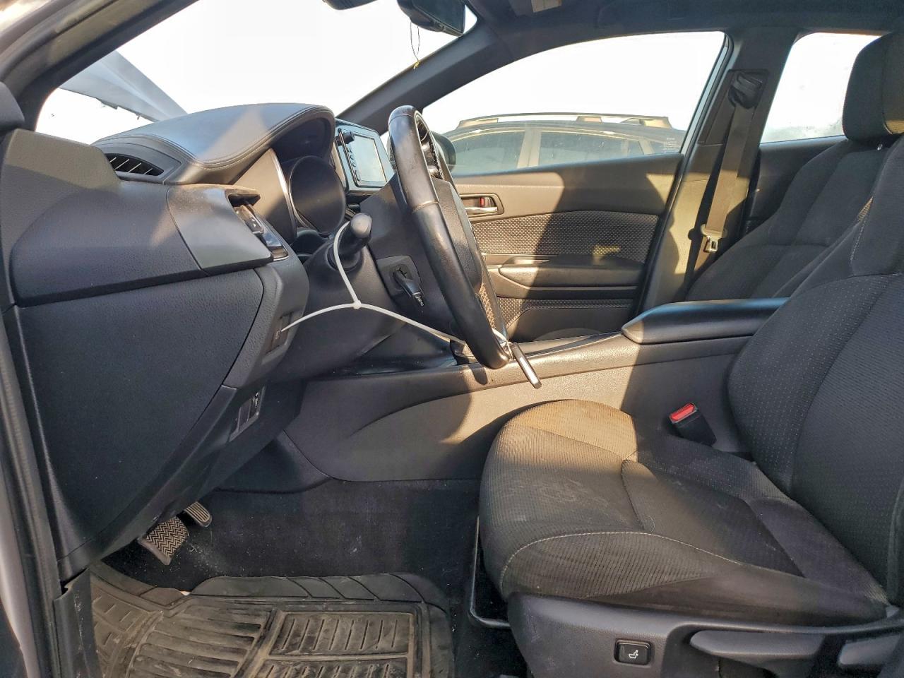 Toyota C-HR Xle Image 9