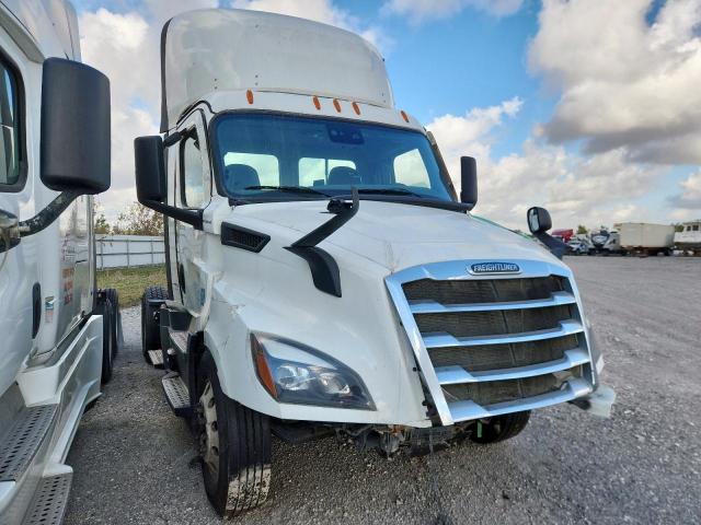  Salvage Freightliner Cascadia 1