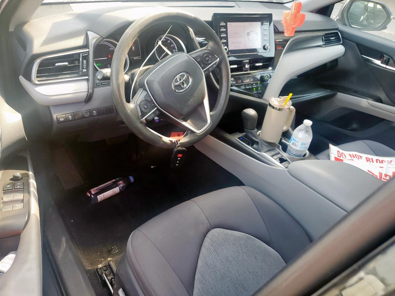Toyota Camry Le Image 9