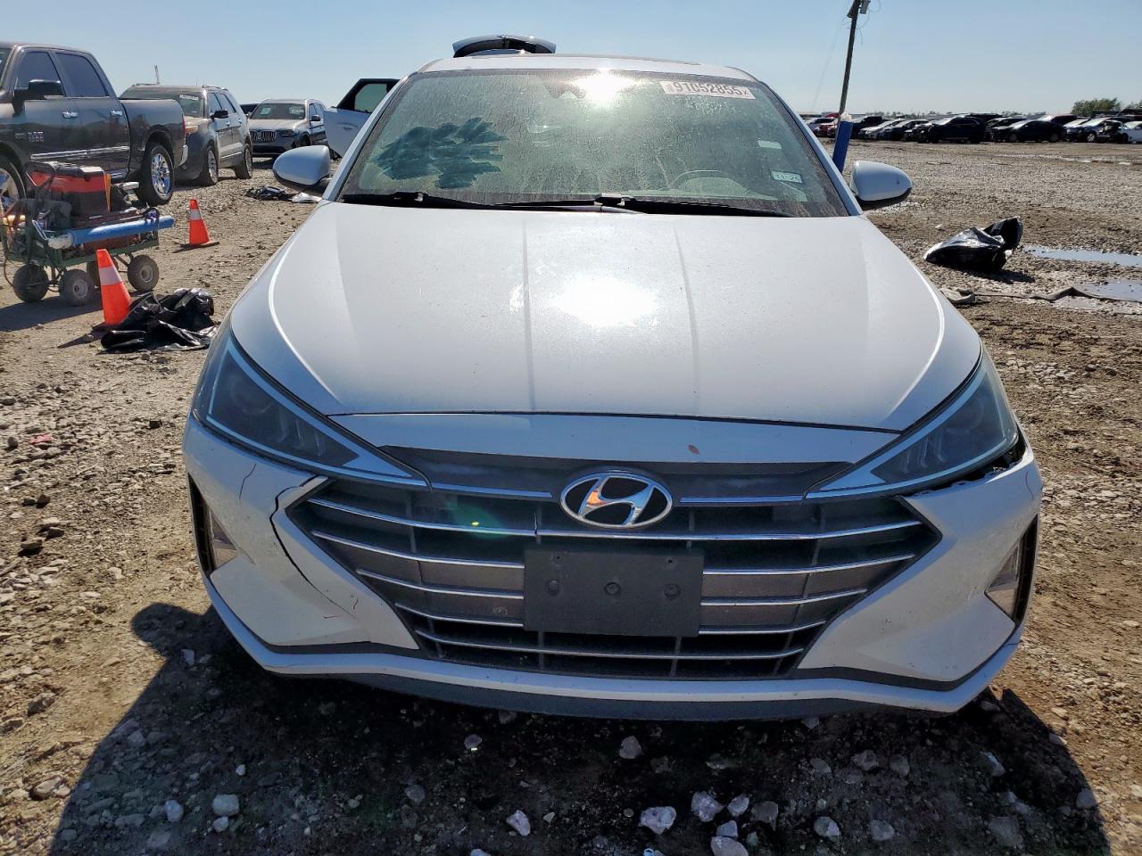 Hyundai ELANTRA Sel Image 4