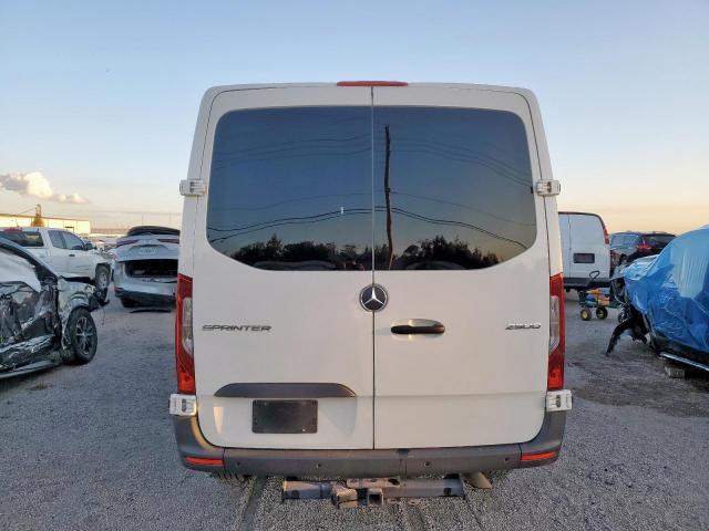 Mercedes-Benz Sprinter 2500 Image 13