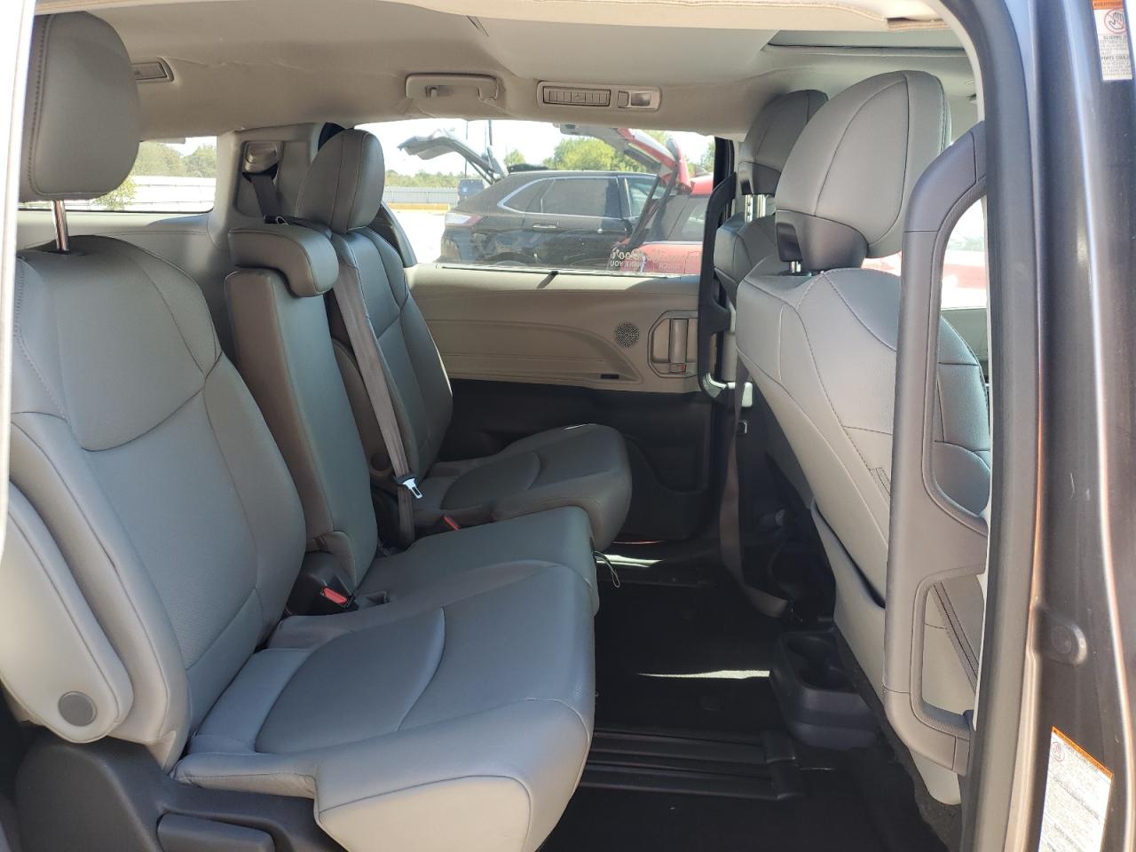 Toyota Sienna Xle Image 8