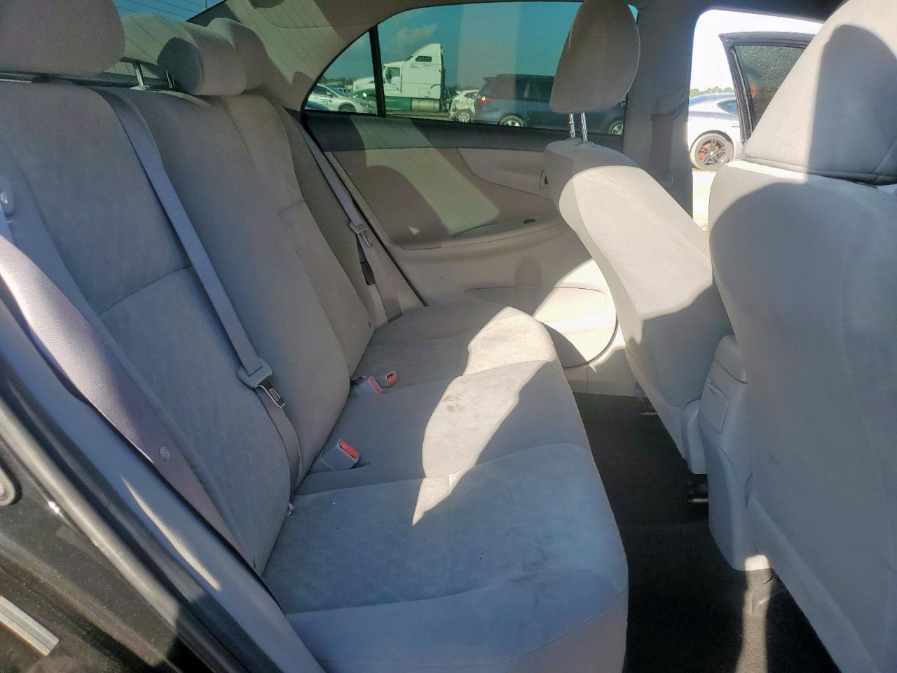 Toyota Corolla Base Image 11