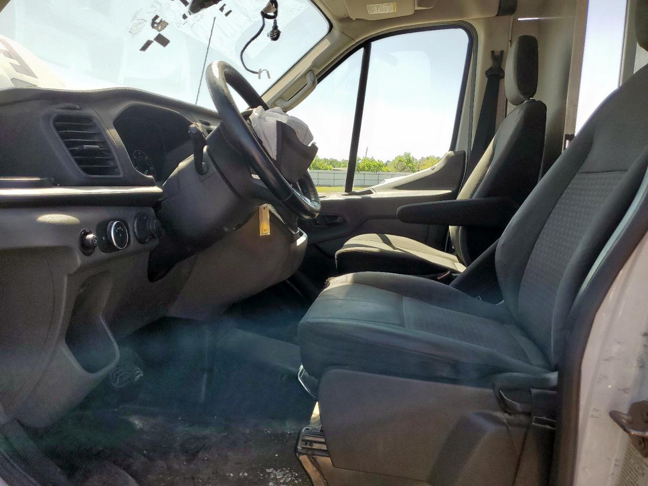 Ford Transit T-250 Image 6