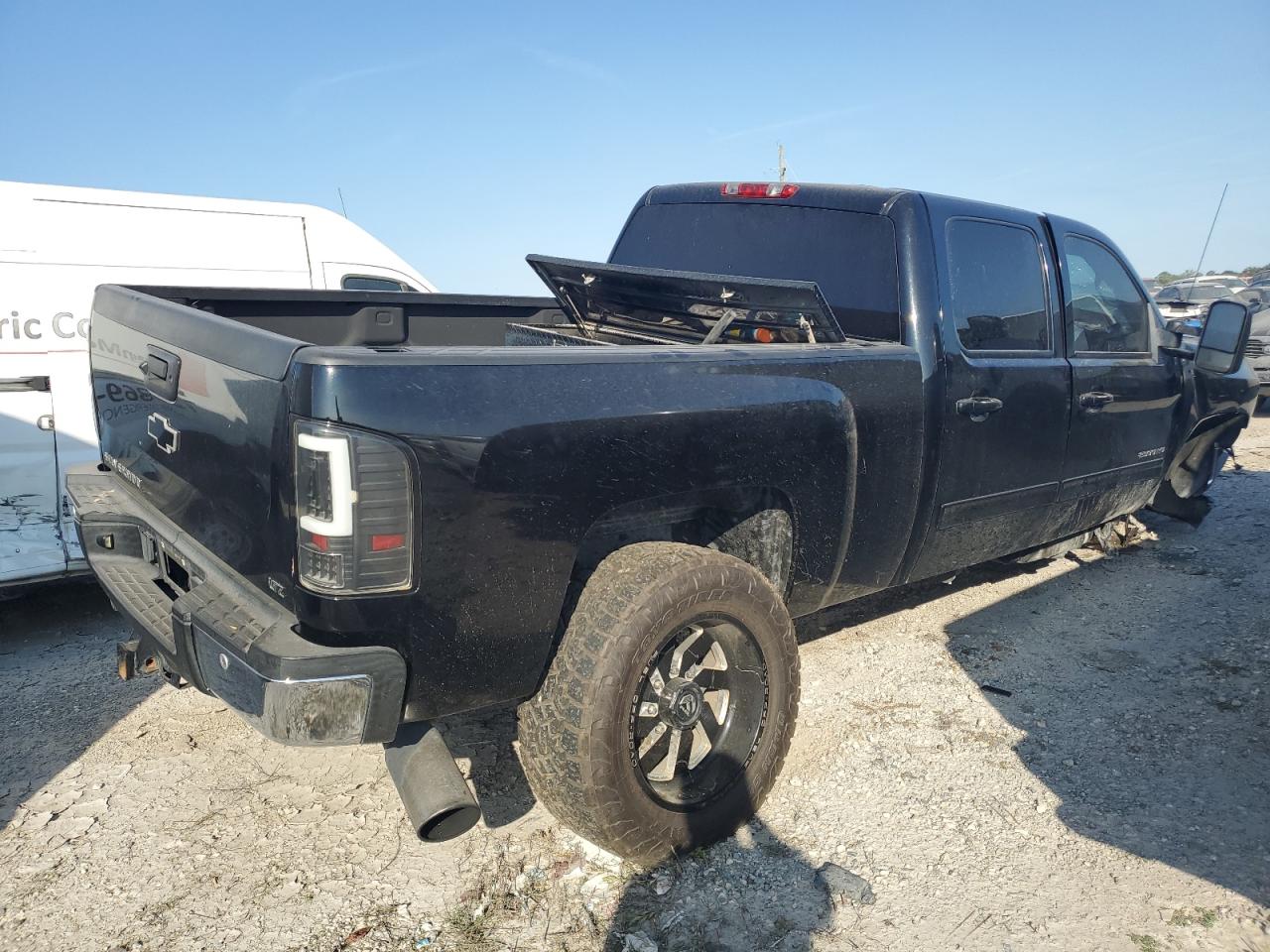 Chevrolet Silverado K2500 Heavy Duty Ltz Image 2