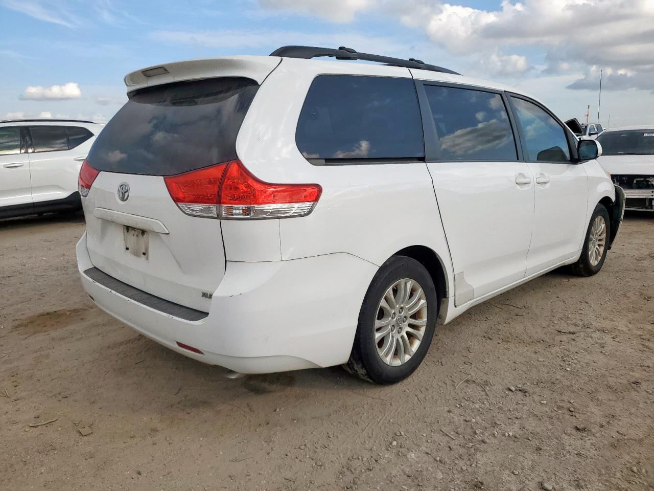 Toyota Sienna Xle Image 7