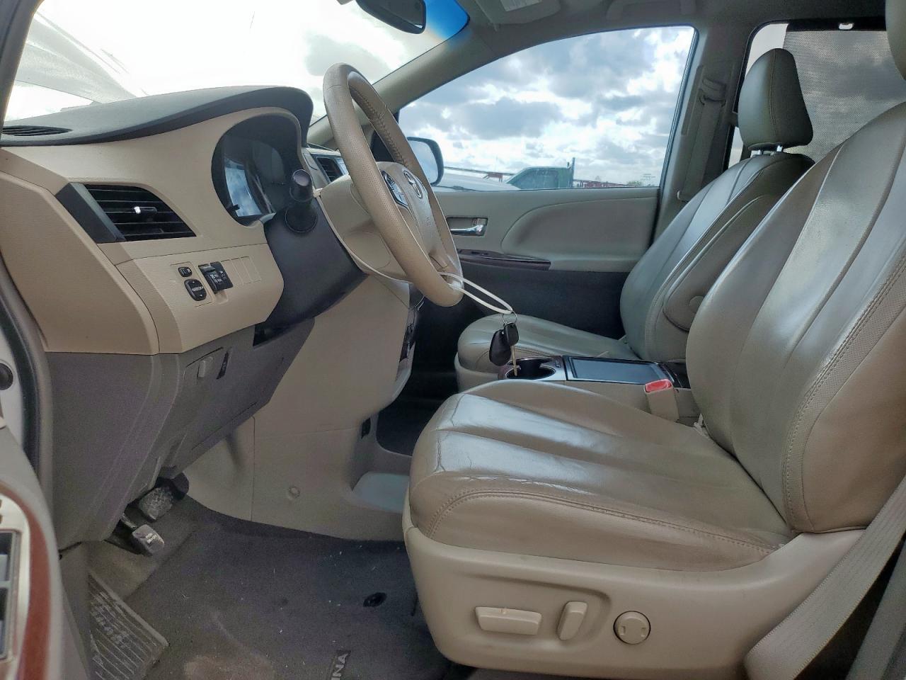 Toyota Sienna Xle Image 12