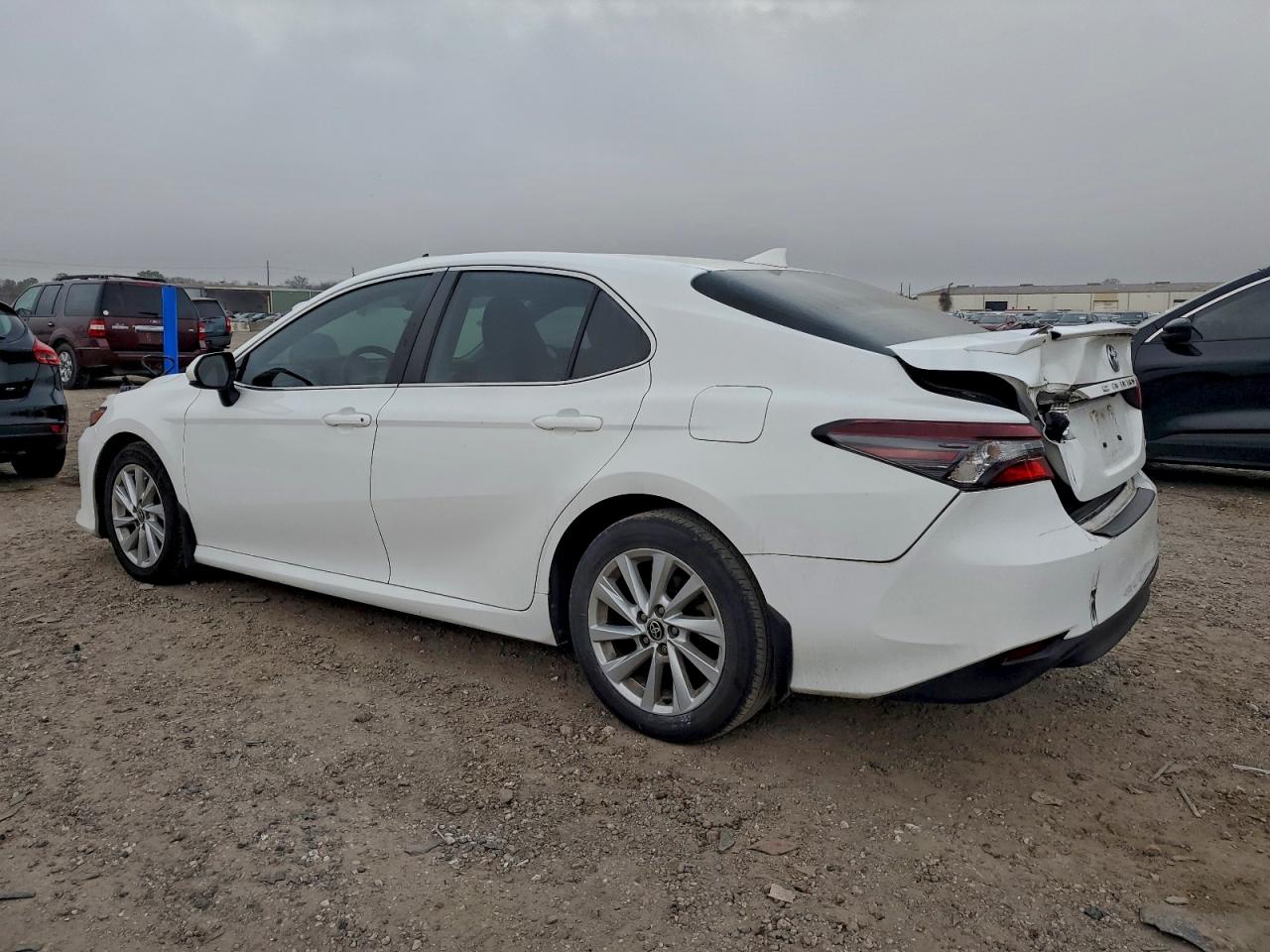 Toyota Camry Le Image 2