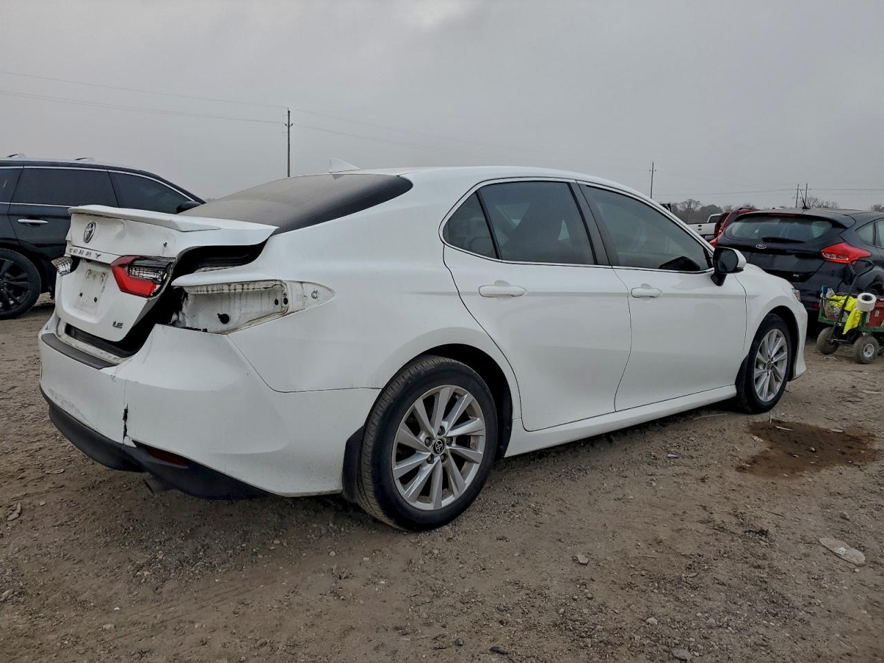 Toyota Camry Le Image 4