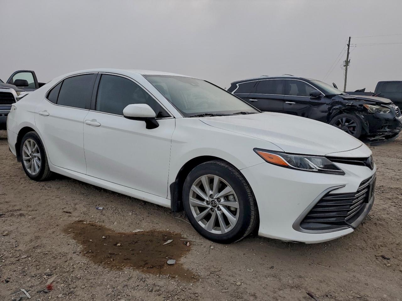 Toyota Camry Le Image 7