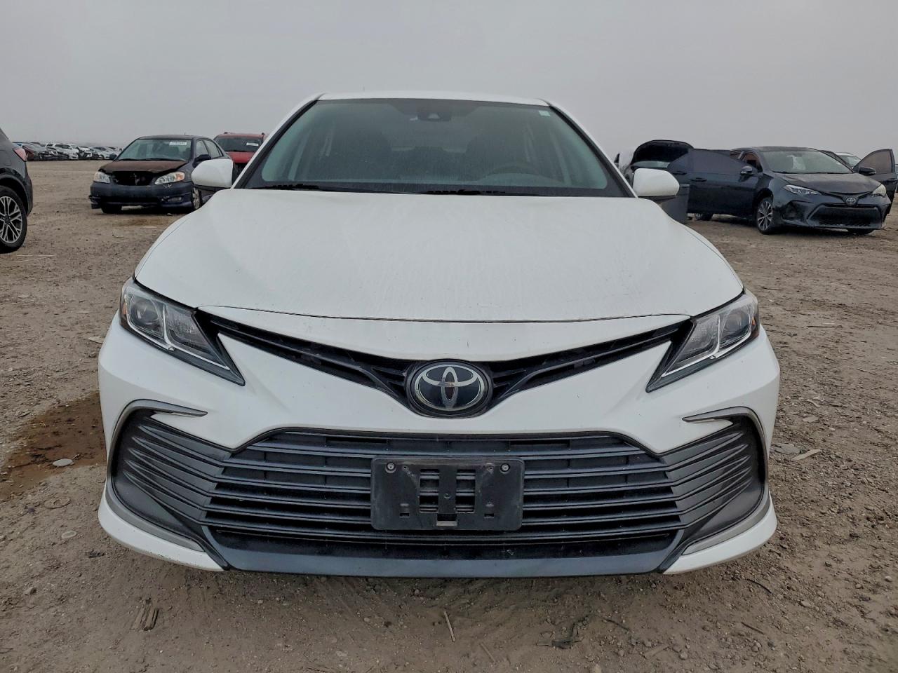 Toyota Camry Le Image 6