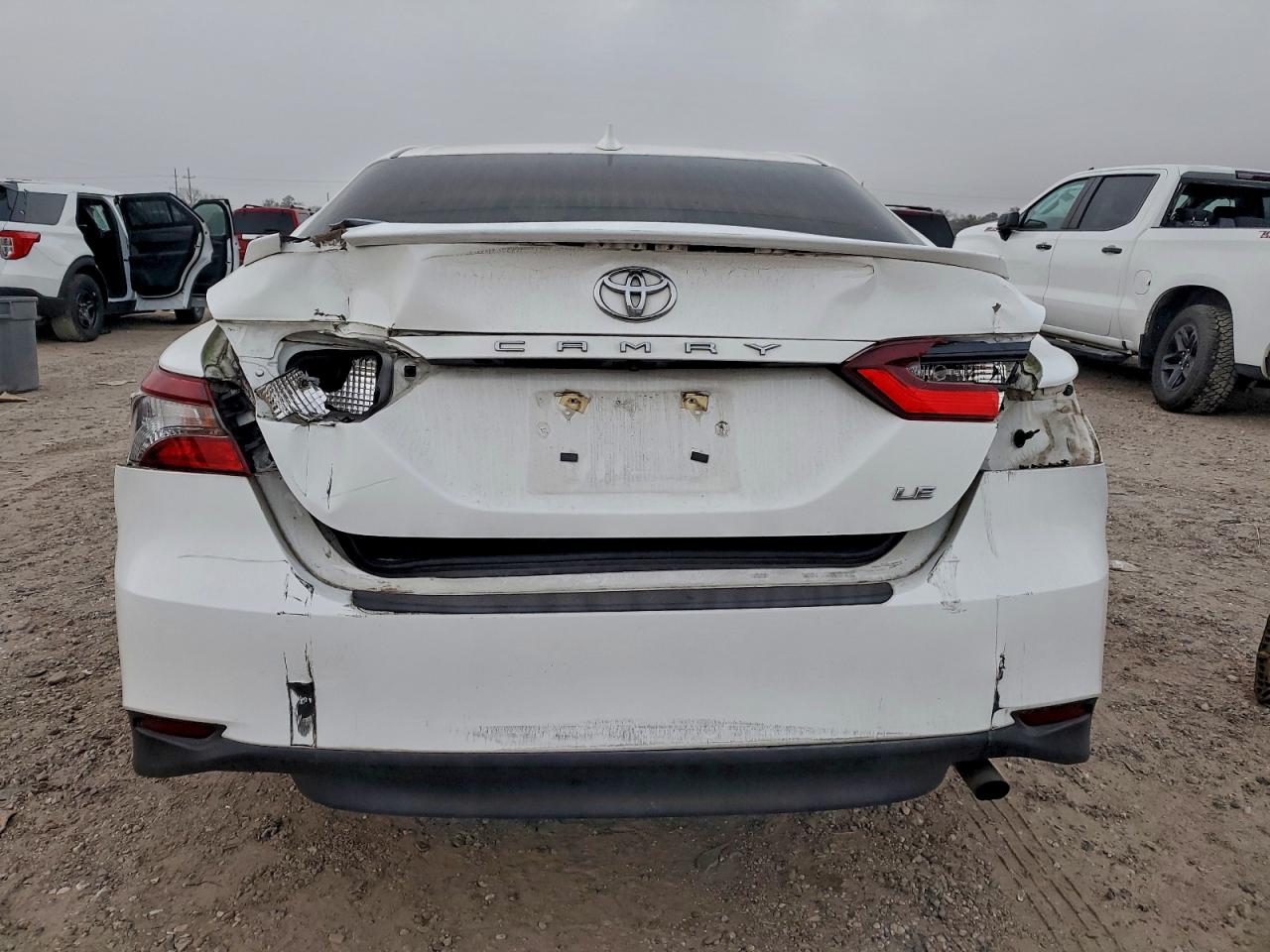 Toyota Camry Le Image 12