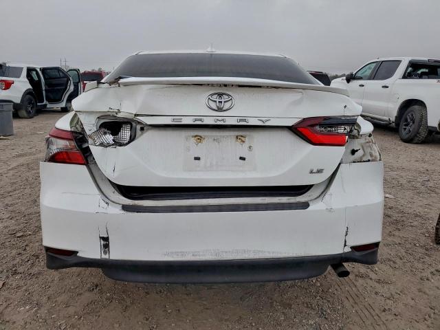 Toyota Camry Le Image 12