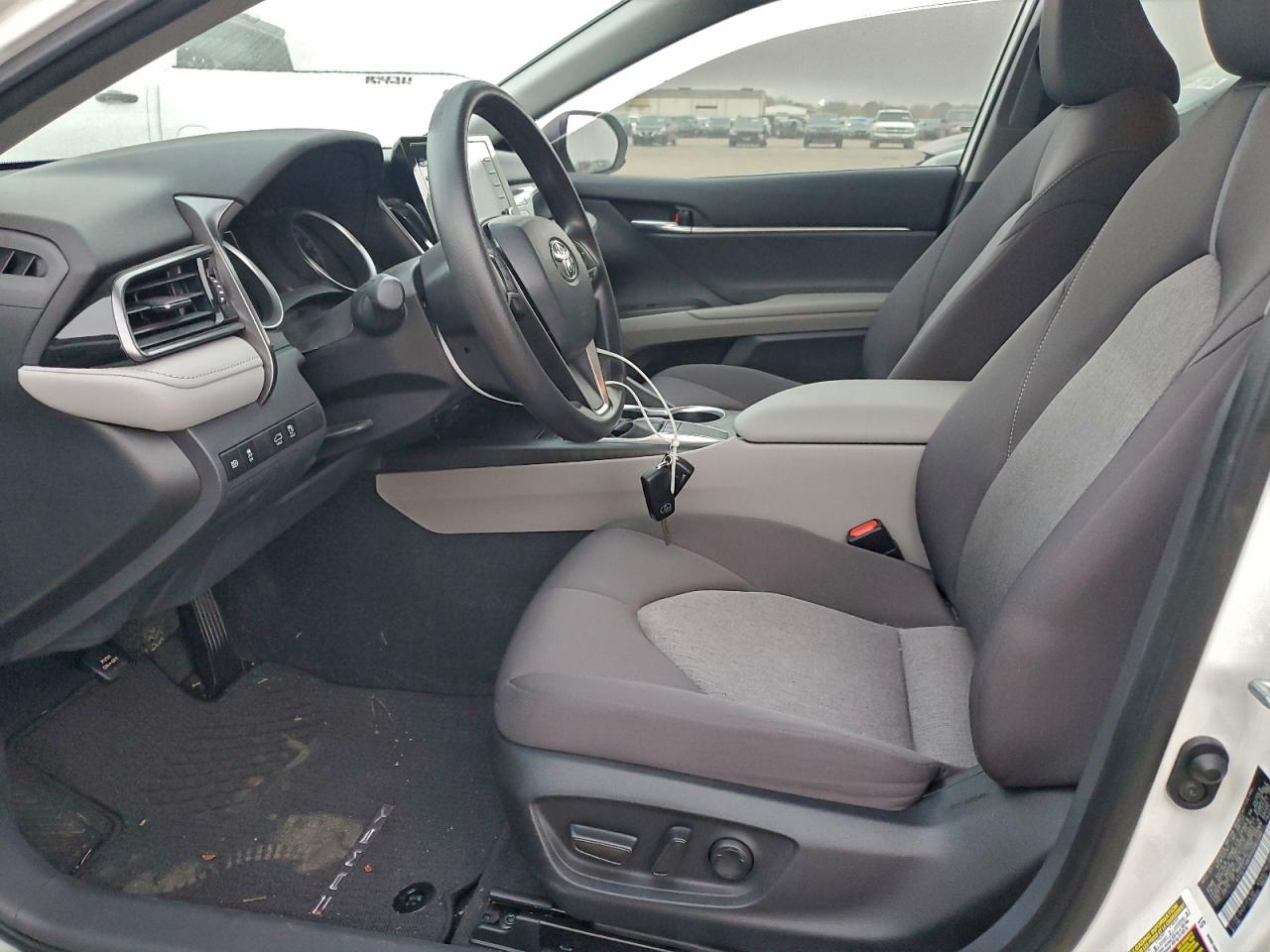 Toyota Camry Le Image 9