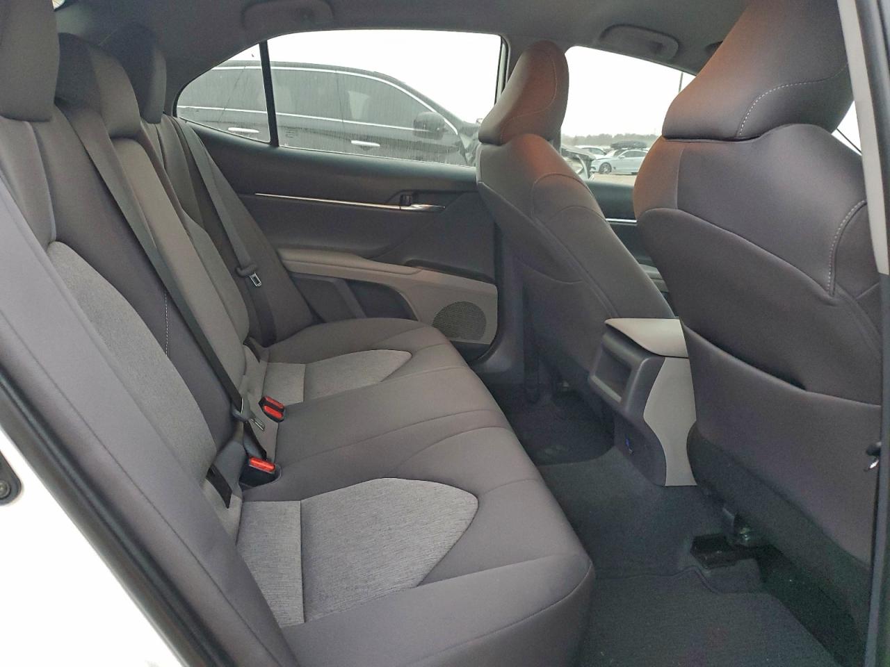 Toyota Camry Le Image 10