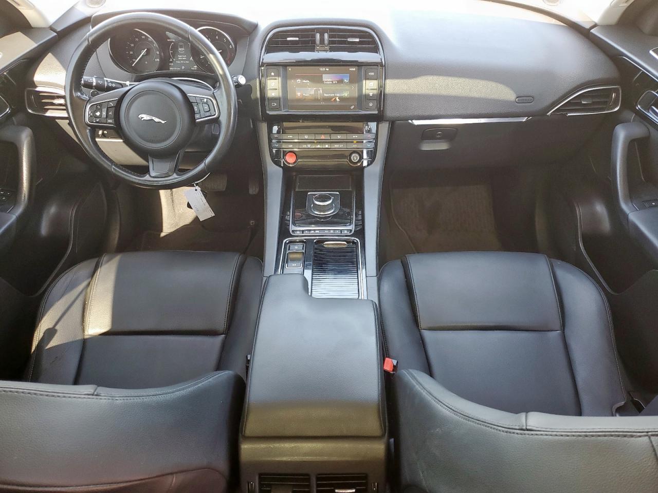 Jaguar F-PACE Premium Image 11