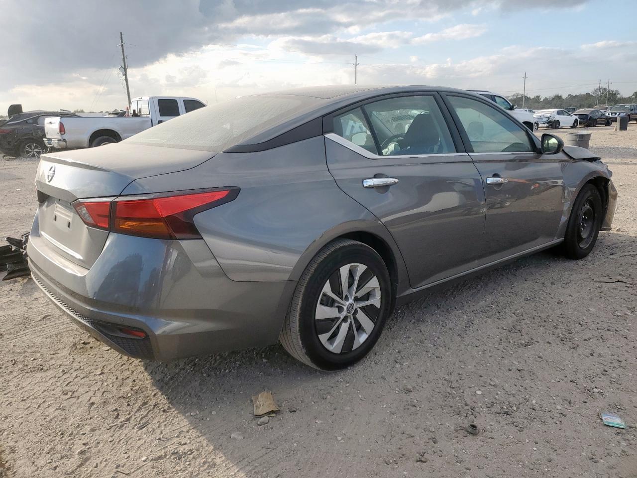 Nissan Altima S Image 3