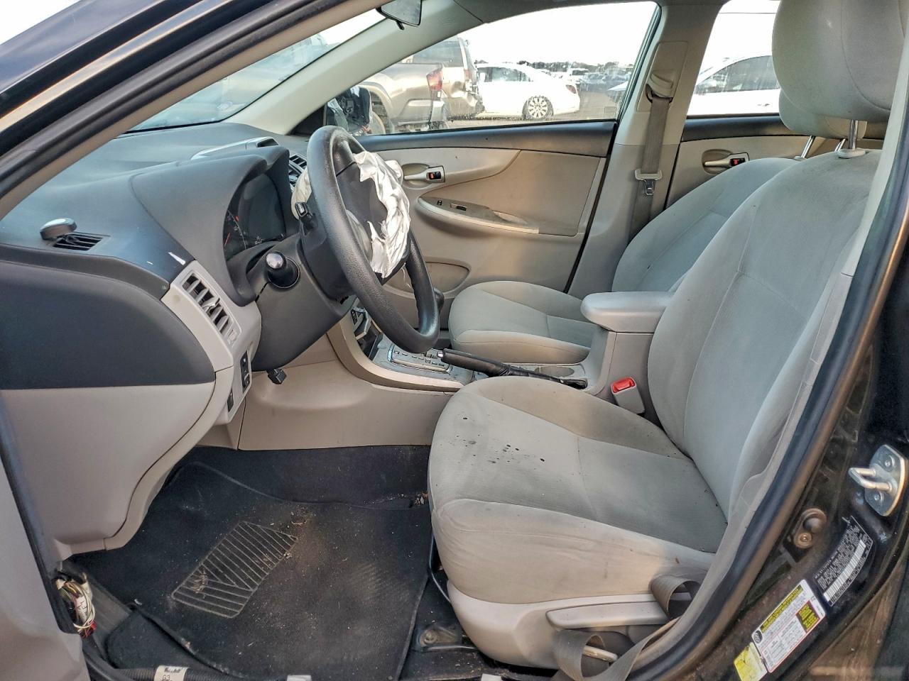 Toyota Corolla Base Image 12