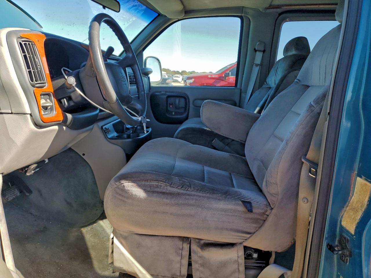 Chevrolet Express Image 10