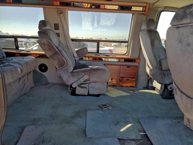 Chevrolet Express Image 5