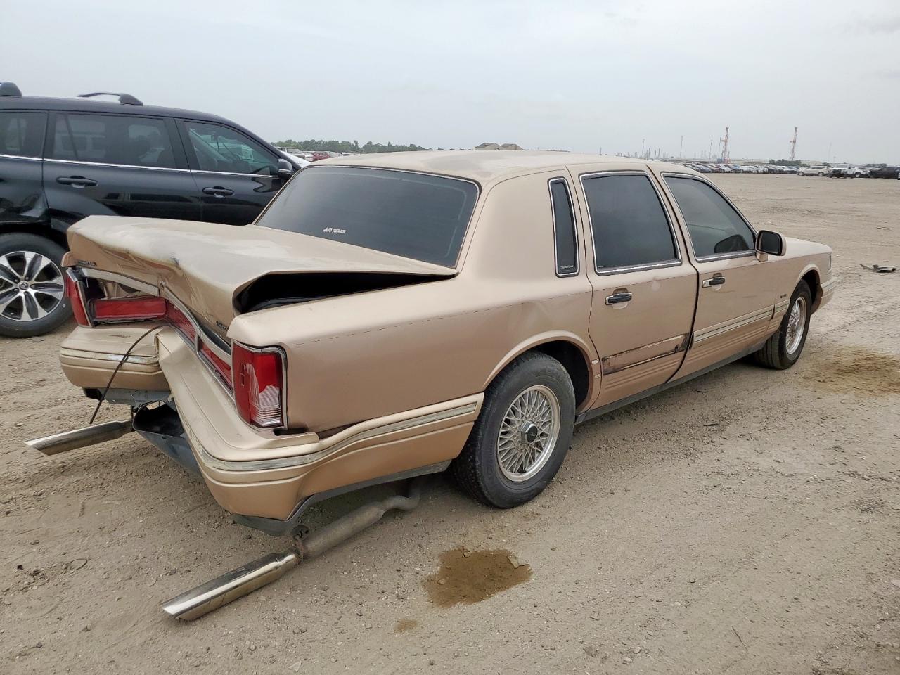 Lincoln Towncar Signature Image 6