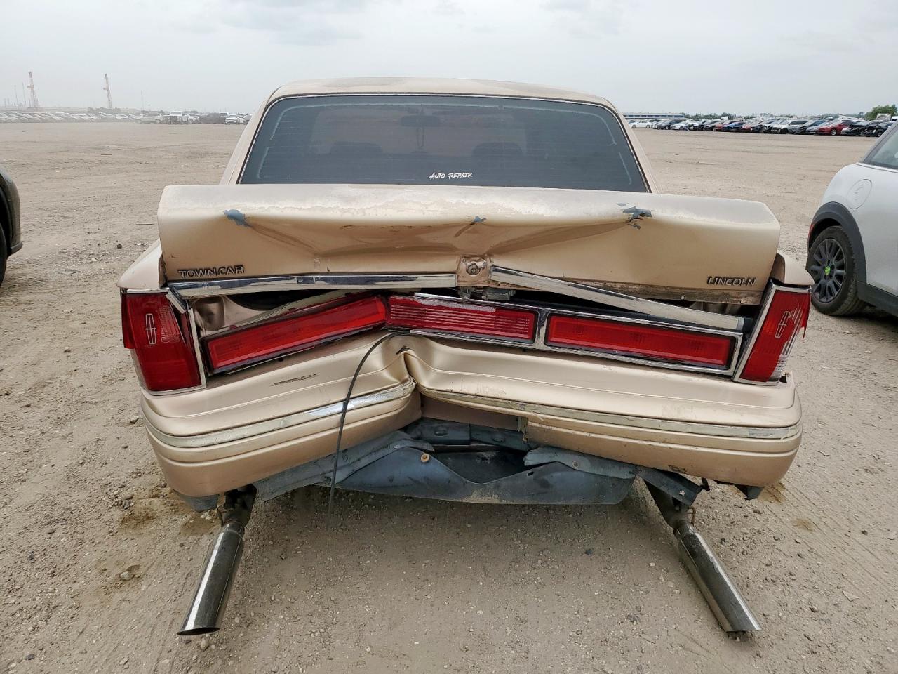 Lincoln Towncar Signature Image 5