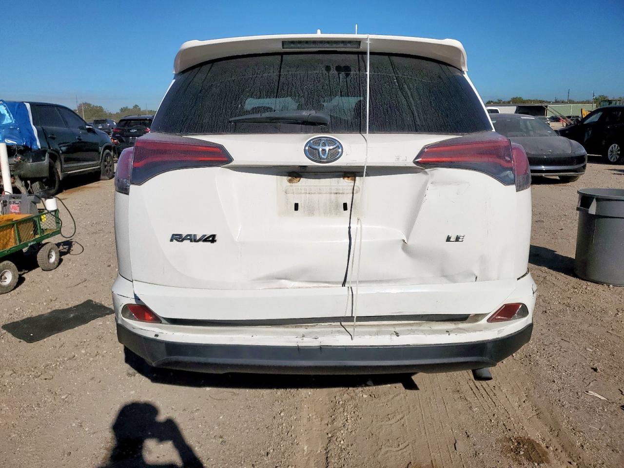 Toyota RAV4 Le Image 12