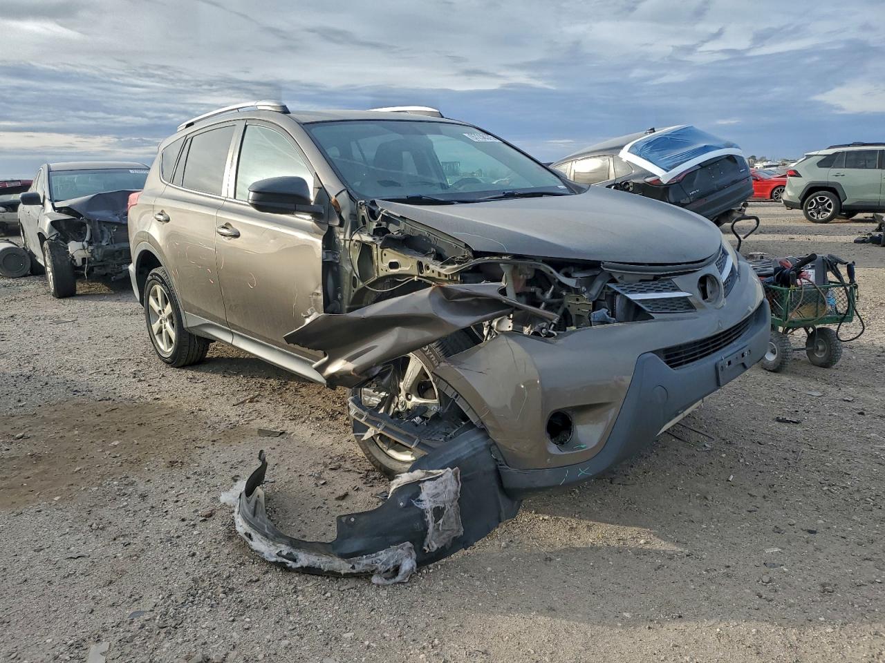 Toyota RAV4 Le Image 4