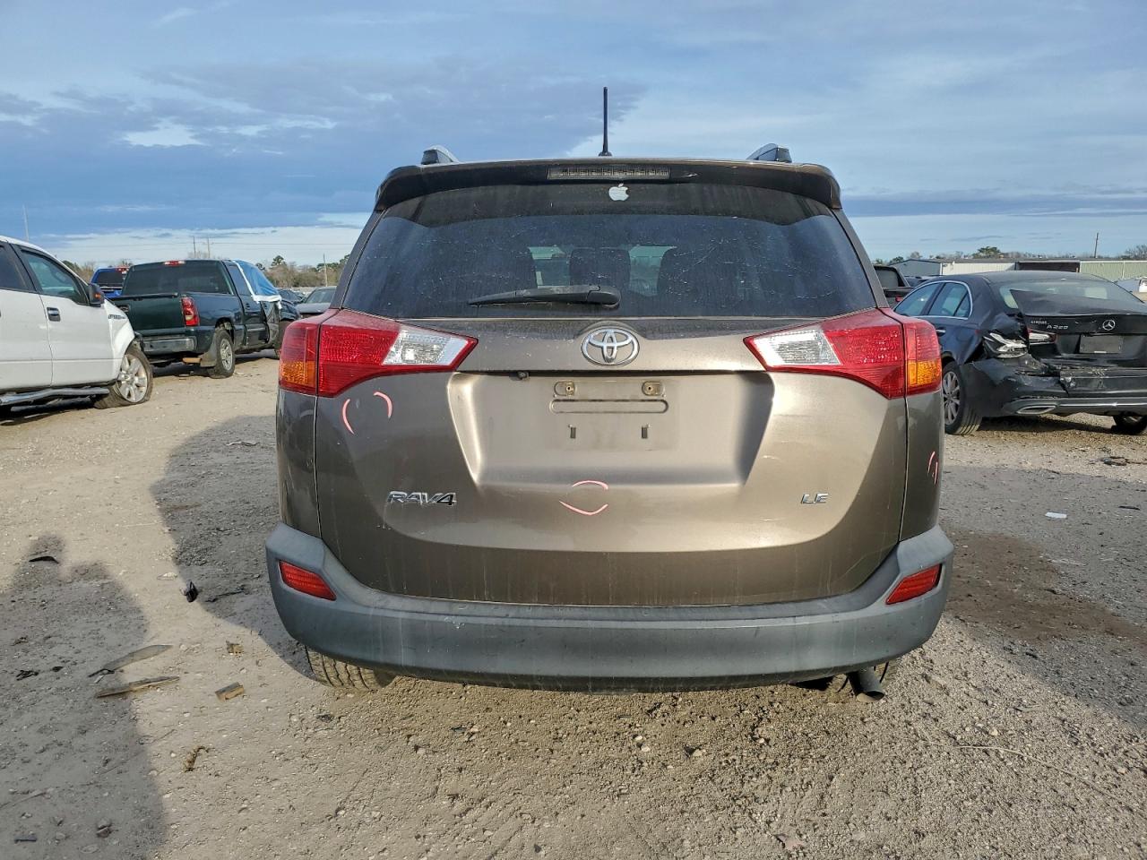 Toyota RAV4 Le Image 10