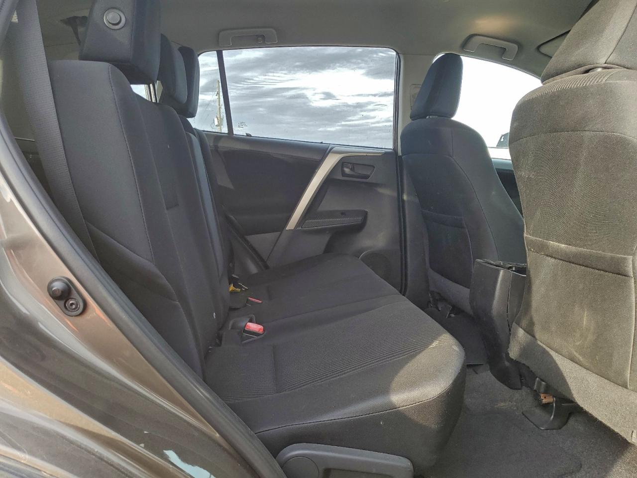 Toyota RAV4 Le Image 12