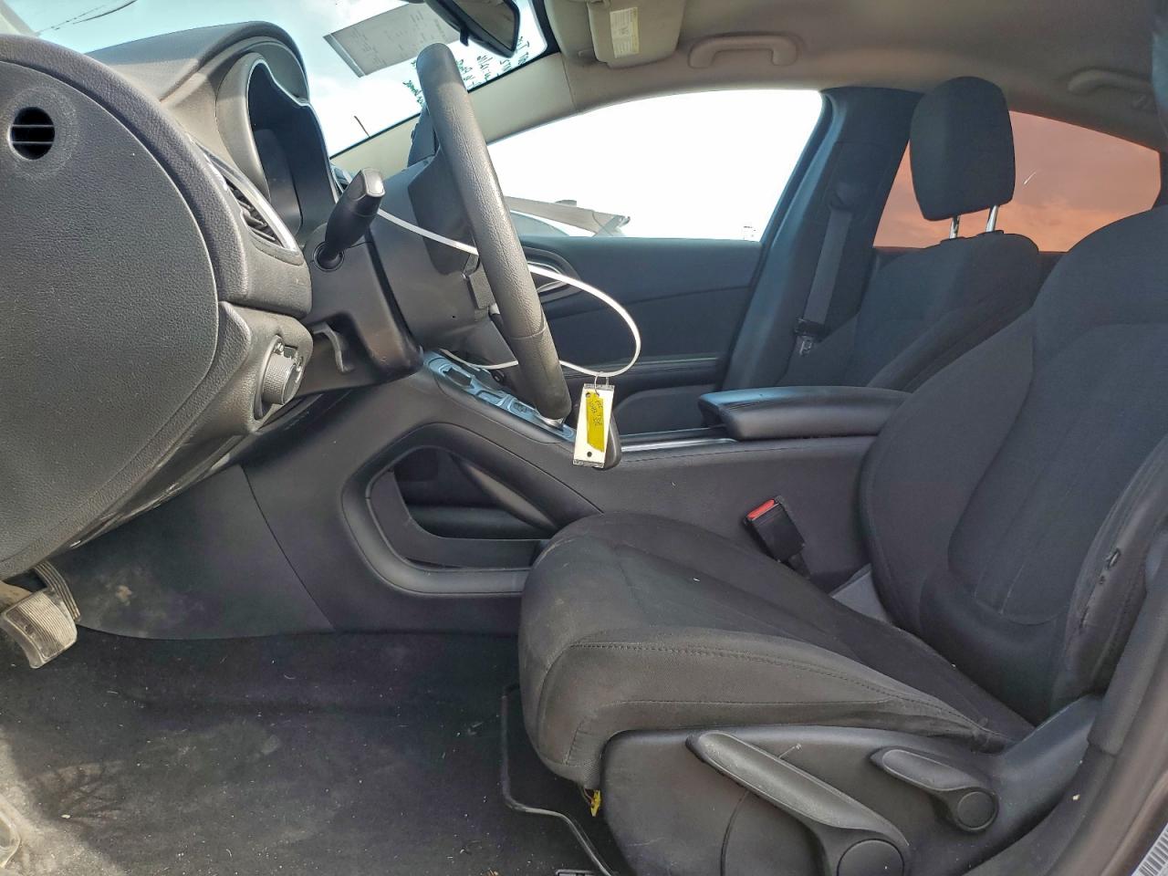 Chrysler 200 Limited Image 9