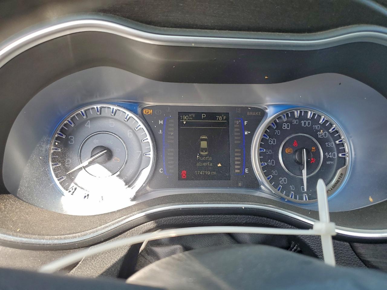 Chrysler 200 Limited Image 12