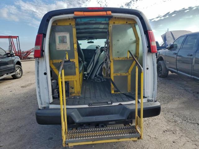 Chevrolet Express Image 5