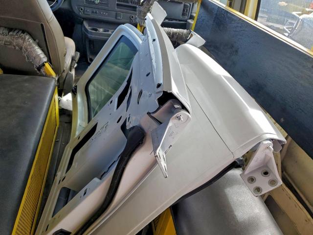 Chevrolet Express Image 10